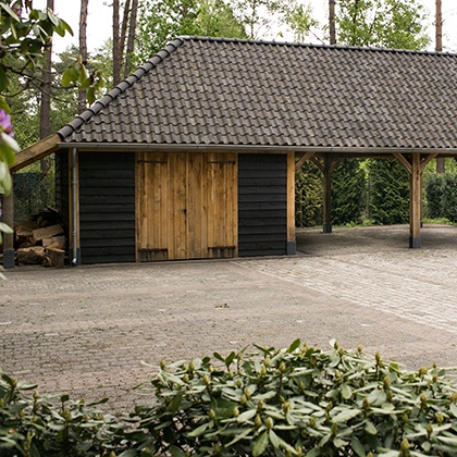 Eikenhouten schuur met carport