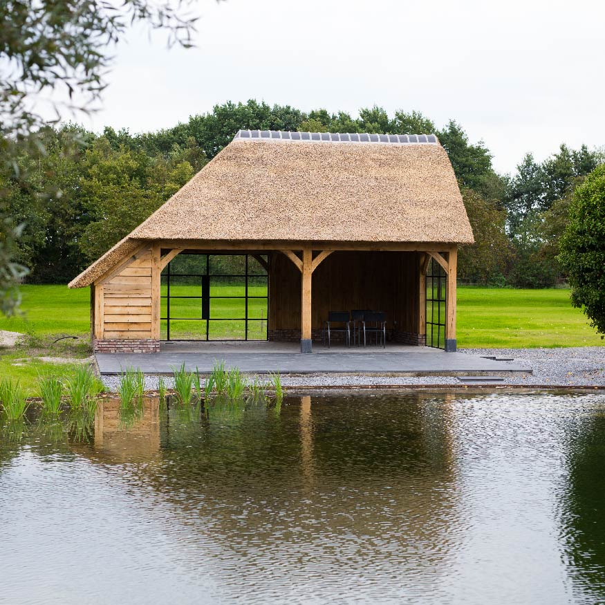 Eikenhouten bijgebouw zwemvijver