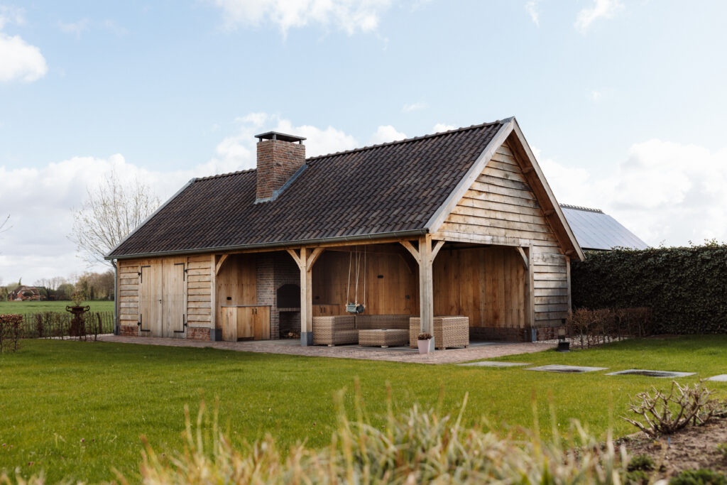 Eikenhouten tuinschuur met veranda