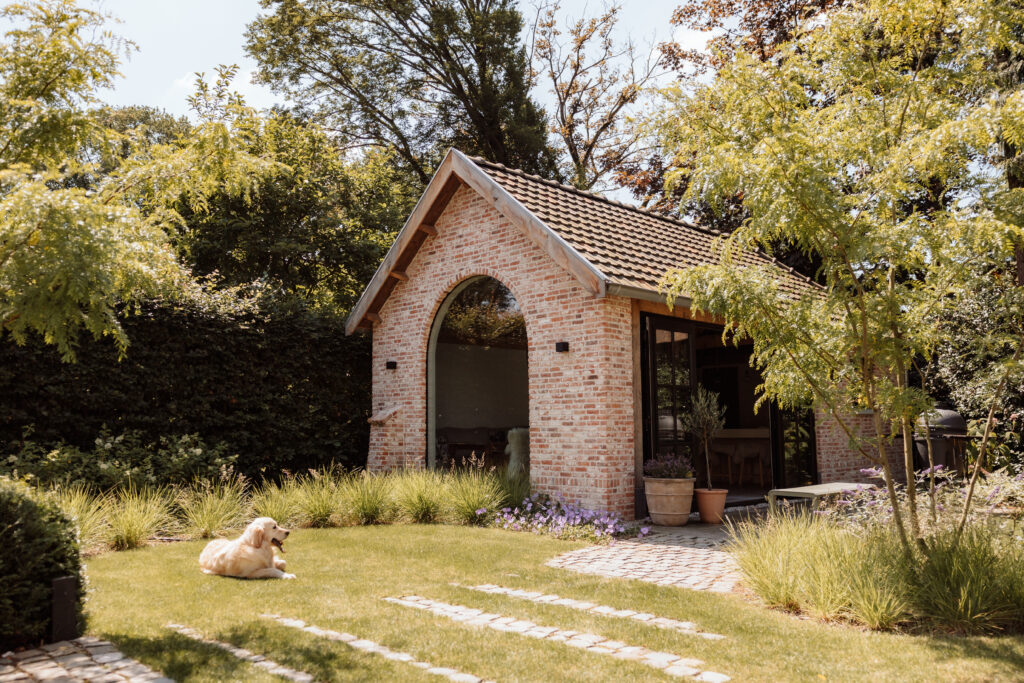 Luxe buitenverblijf met metselwerk en eiken spanten